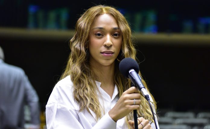 Mesmo sem estudo econômico, a Deputada Erika Hilton protocola a PEC 6x1 no Brasil