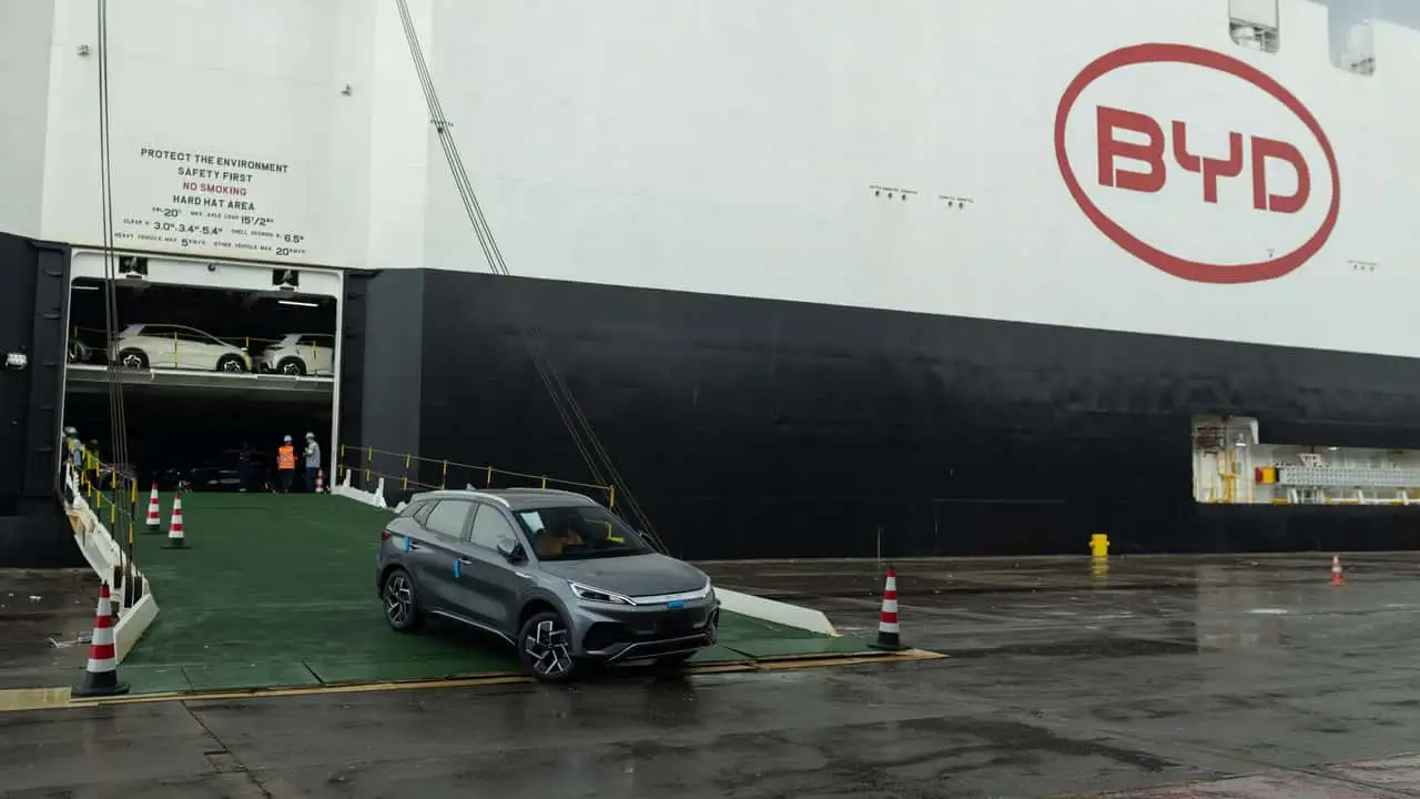 Navio da BYD chega ao Brasil com mais 5.524 carros da China