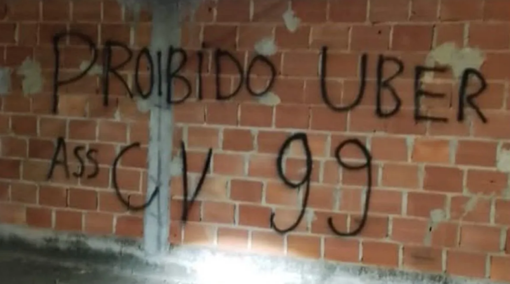 Comando Vermelho proíbe entrada de carros de aplicativos em favelas do RJ