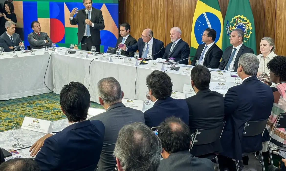 Lula entrega projeto de isenção do Imposto de Renda para quem ganha até R$ 5 mil ao Congresso