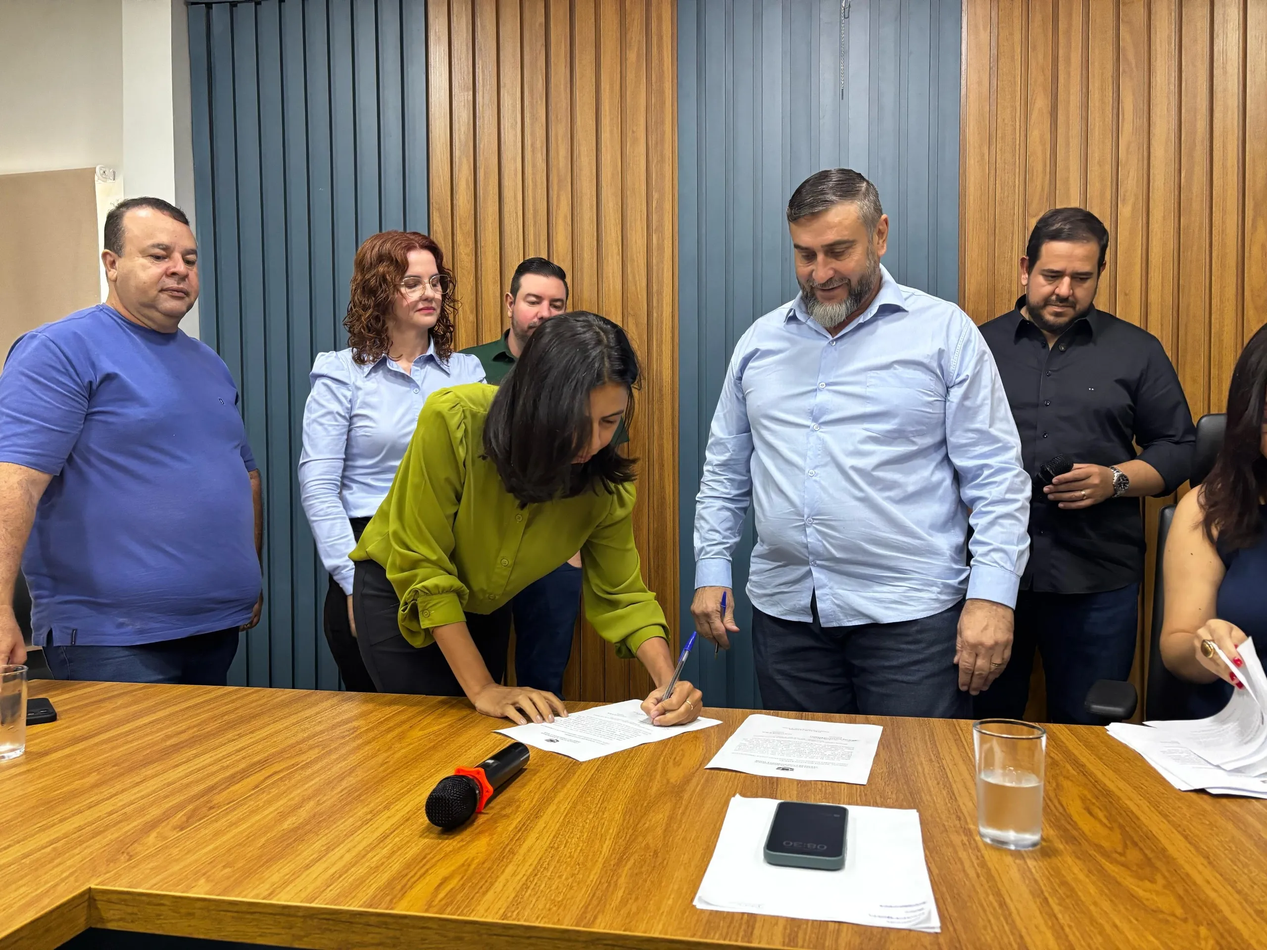 Câmara Municipal empossa servidores no dia que marca 100 dias de gestão