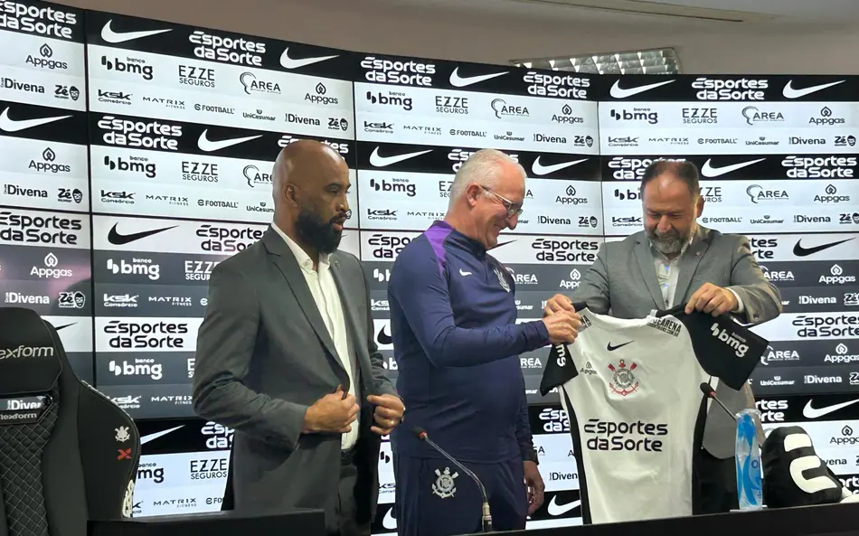 Apresentado, Dorival Júnior minimiza turbulência no Corinthians