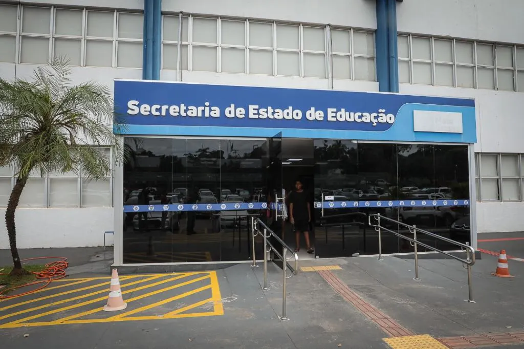 Seduc publica edital para conversão de 28 novas escolas para o modelo cívico-militar