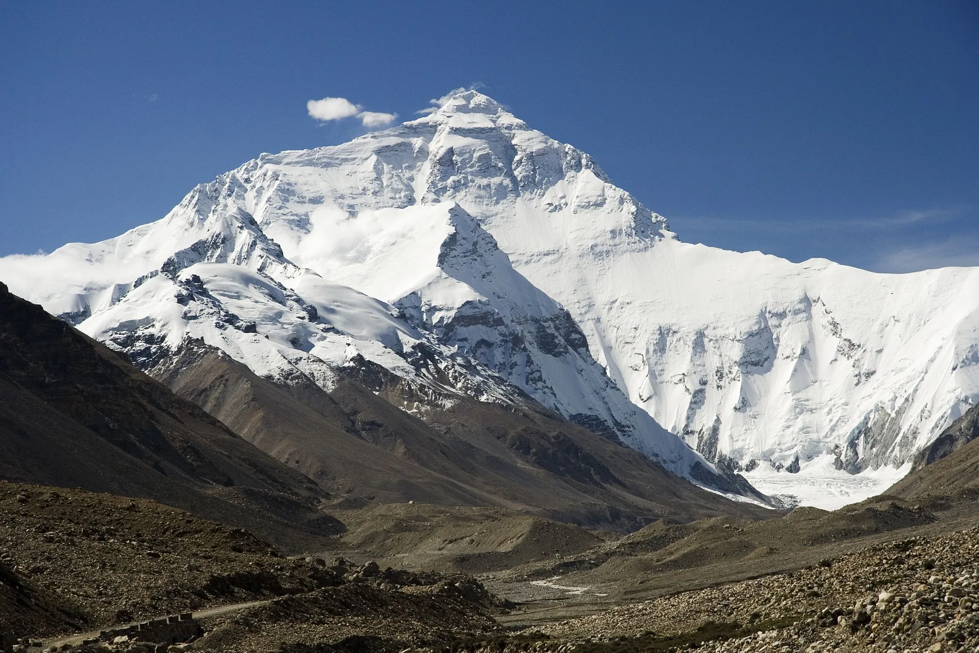 Monte Everest Cresce Até 50 Metros Impulsionado por Erosão de Desfiladeiro Próximo