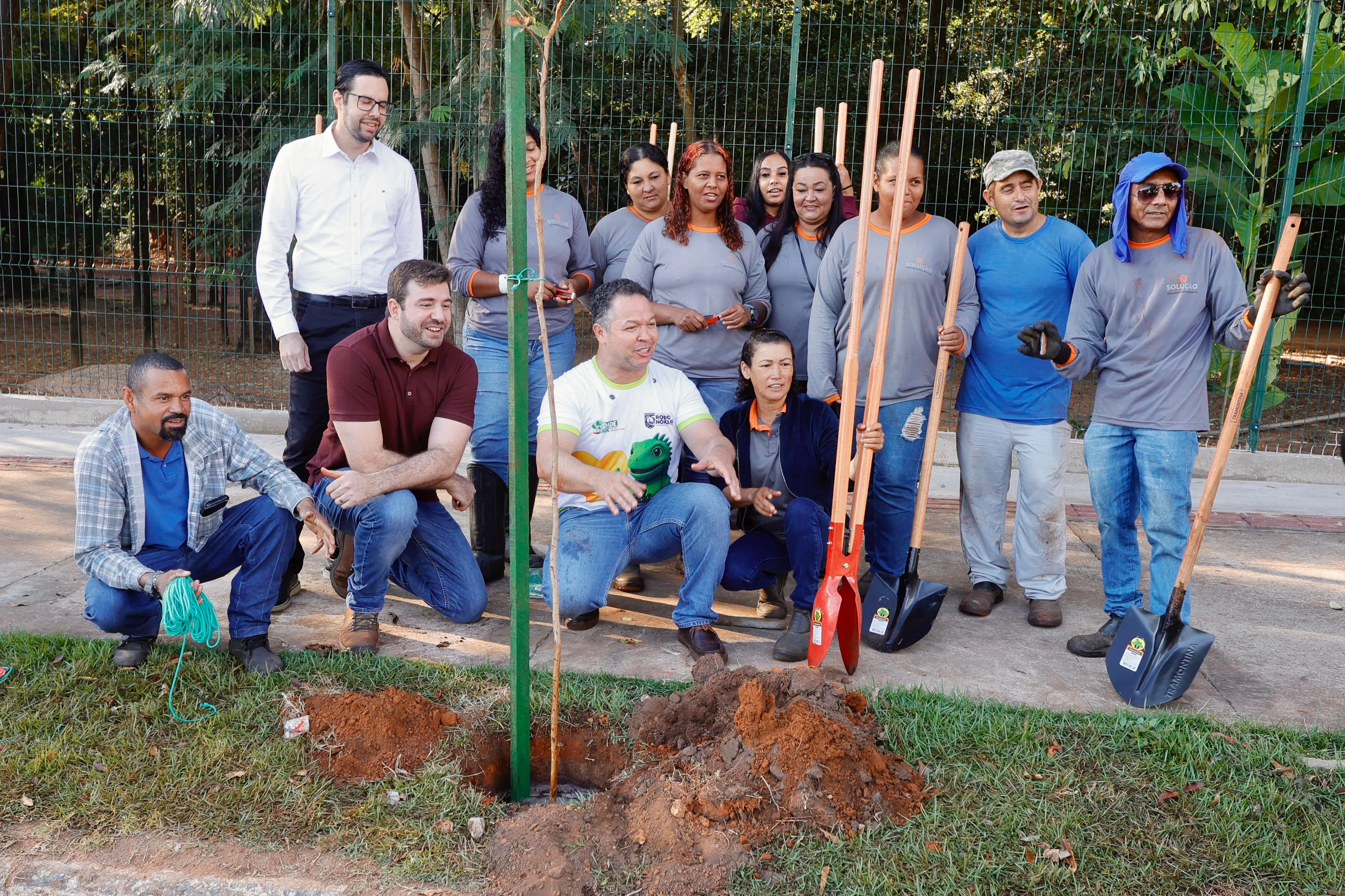 Prefeito marca início das ações da Semana do Meio Ambiente com plantio de árvores