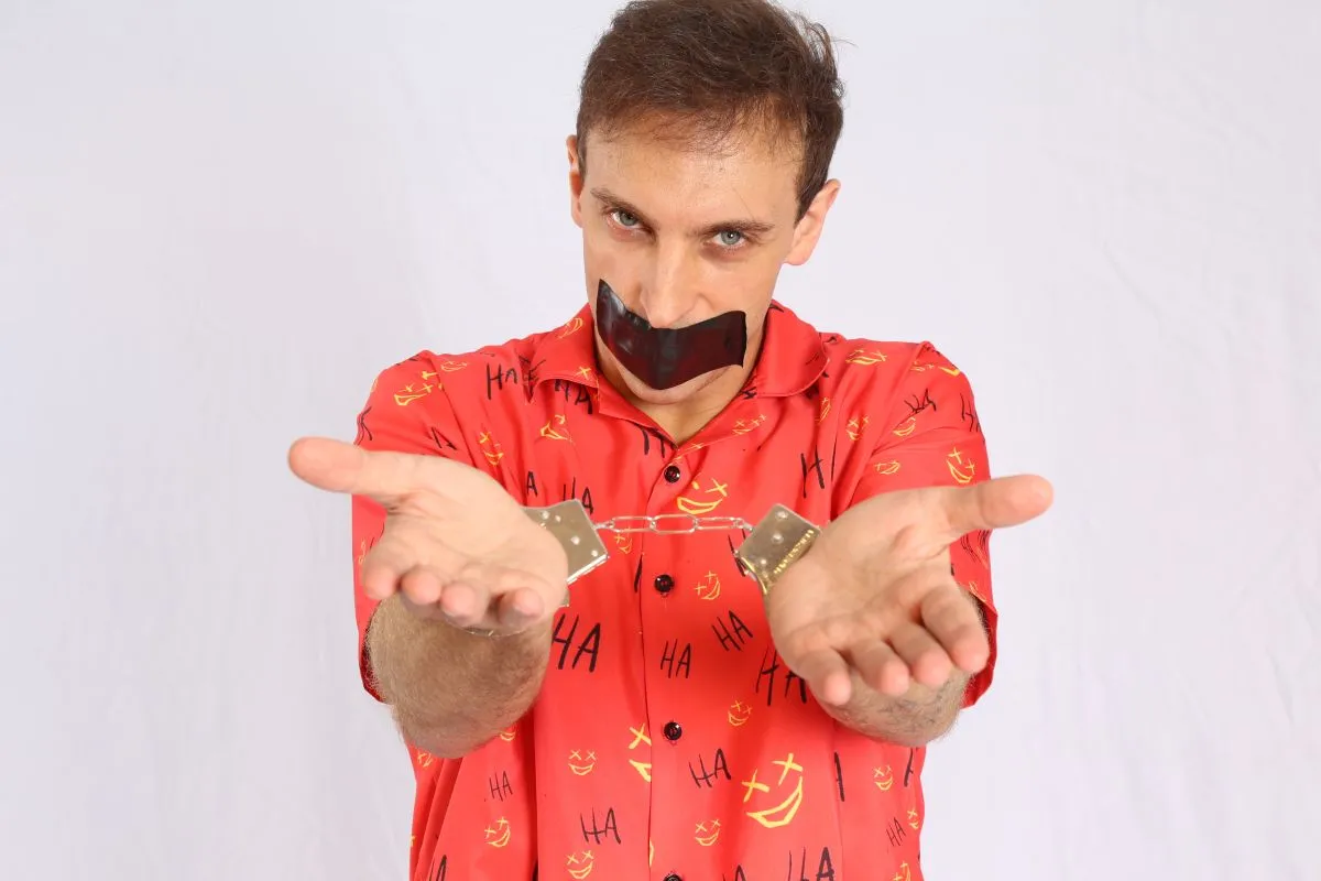 Justiça Condena Humorista Léo Lins a Mais de Oito Anos de Prisão por Show de Stand-Up de 2022