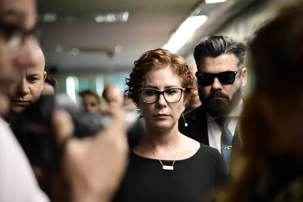 Carla Zambelli Deixa o Brasil Pela Fronteira com a Argentina Após Condenação Pelo STF