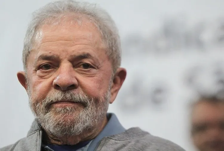 Governo Lula não garante verba suficiente para livros didáticos e literários de 2025