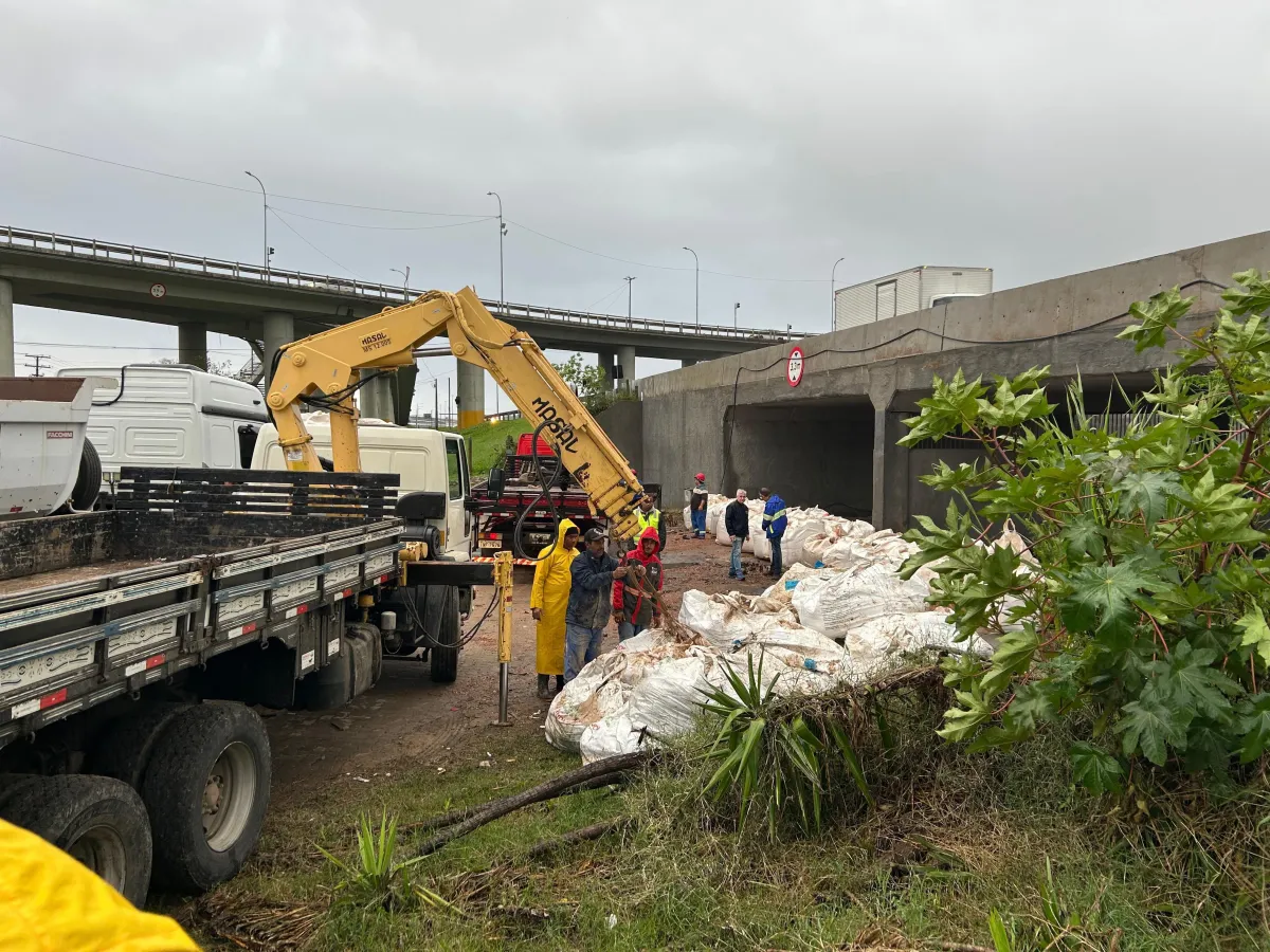 Com avanço das chuvas, Porto Alegre fecha comportas para evitar inundações