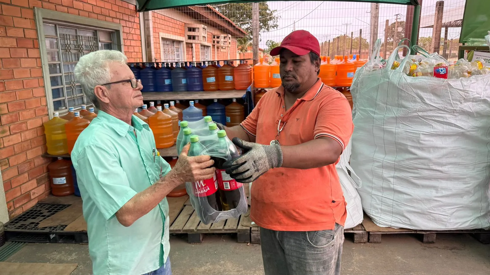 Indústria de Refrigerantes Oferece Guaraná em Troca de Garrafas PET Vazias em Campanha Ambiental
