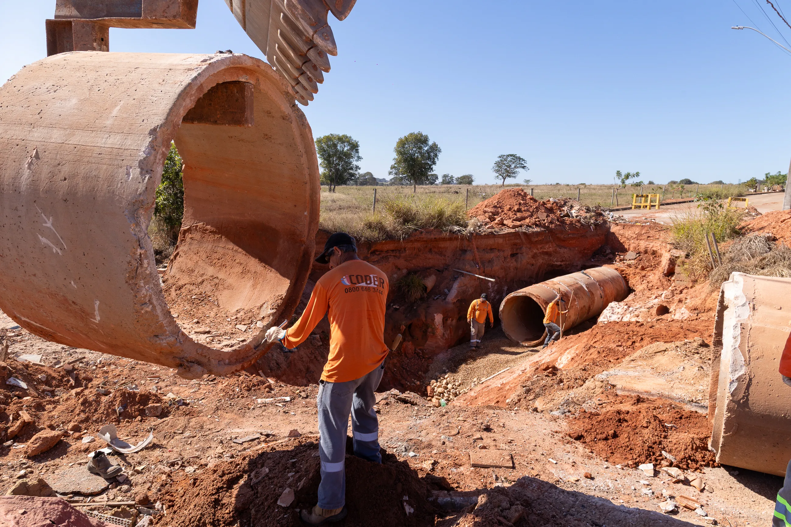Prefeitura inicia obras para acabar com erosão em rua do Parque dos Lírios