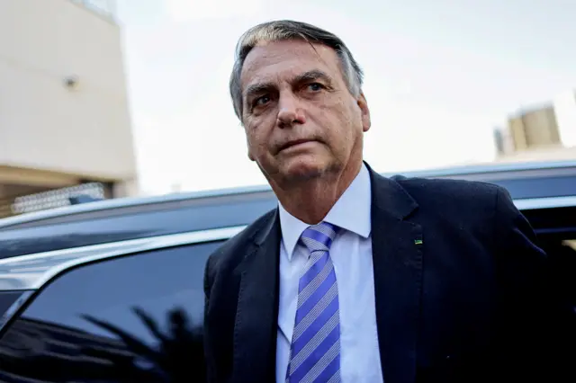 PF cumpre mandados na casa de Bolsonaro, que terá de usar tornozeleira eletrônica