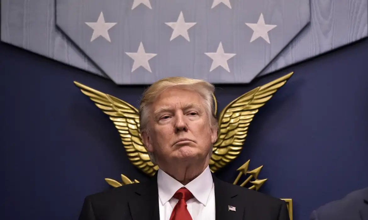 Trump se recusa a descartar ação militar contra a Venezuela em meio a tensões crescentes